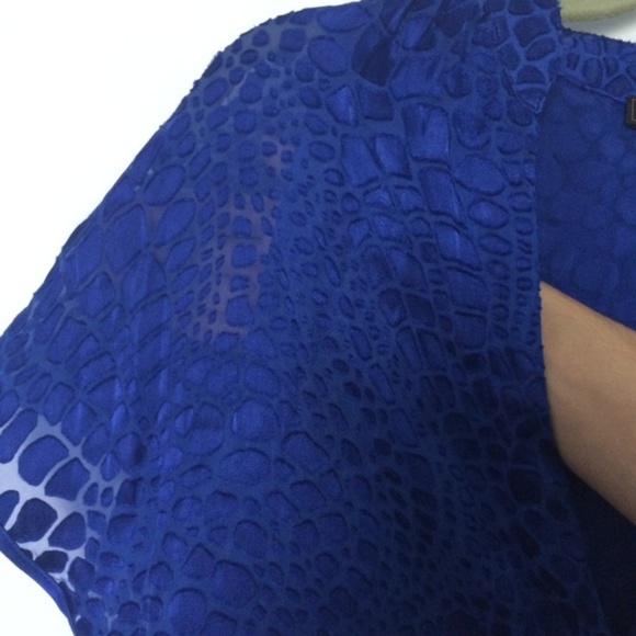 BCBG Flutter Sleeve Rich Blue Jaquard Button Down (NWOT) - Picture 4 of 6